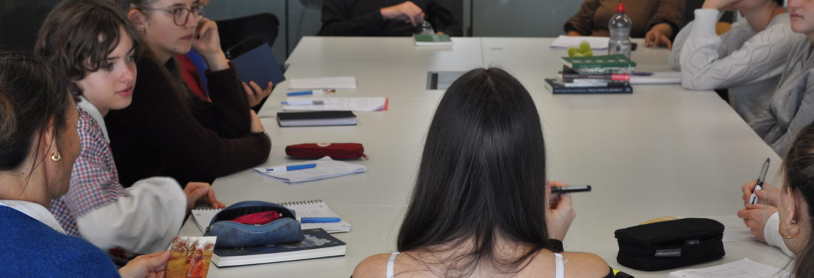 Les voix s’entremêlent